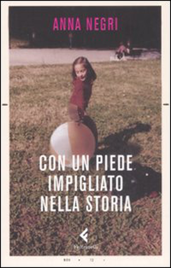 Con un piede impigliato nella storia - Librerie.coop Con un piede impigliato nella storia - Librerie.coop