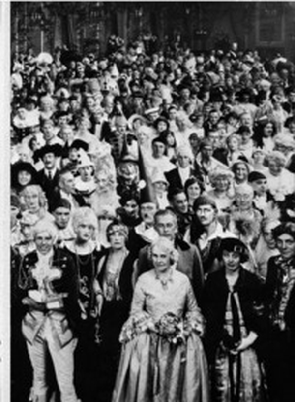 Costume balls. Dressing up history 1870-1927 - Librerie.coop Costume balls. Dressing up history 1870-1927 - Librerie.coop