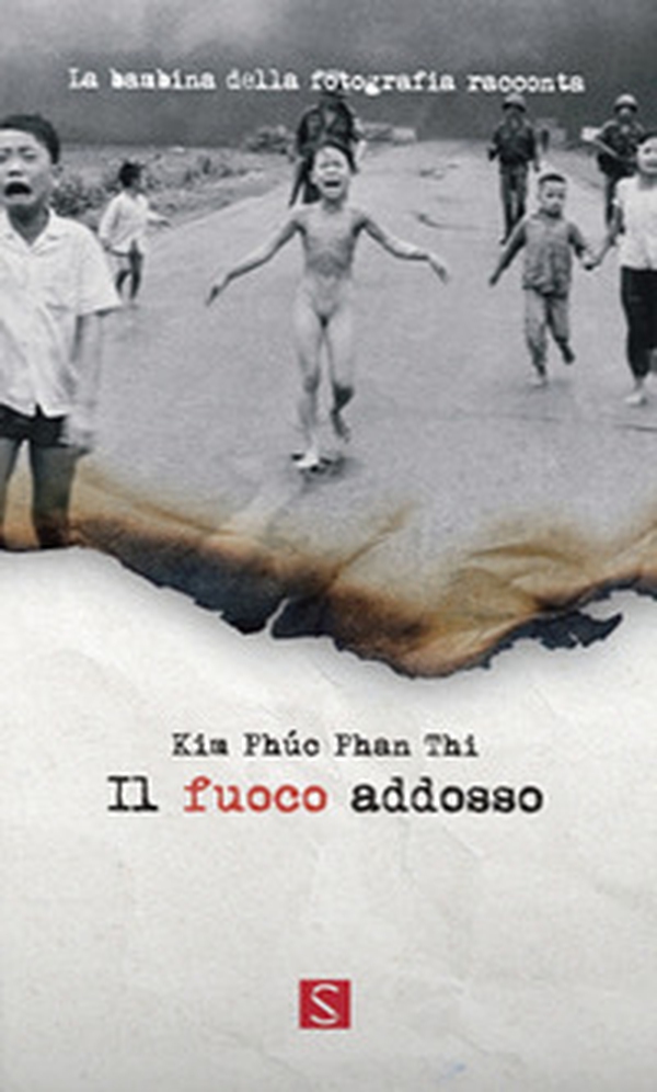 Il fuoco addosso. La bambina della fotografia racconta. Ediz. italiana, inglese e francese - Librerie.coop Il fuoco addosso. La bambina della fotografia racconta. Ediz. italiana, inglese e francese - Librerie.coop