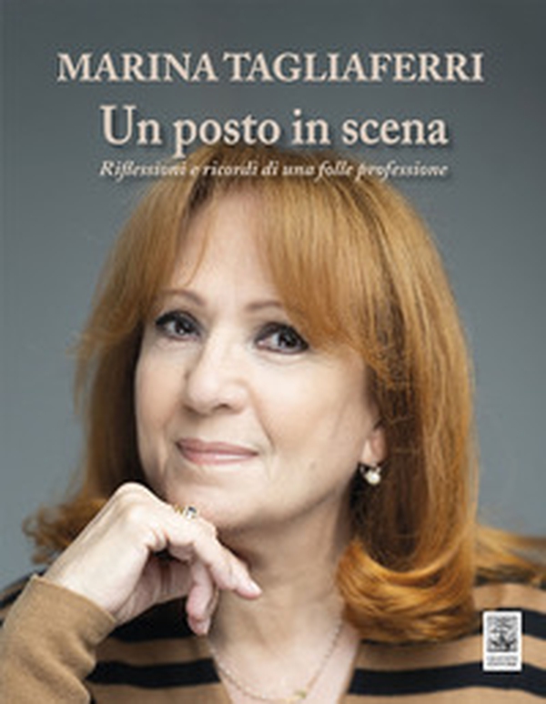 Un posto in scena. Riflessioni e ricordi di una folle professione - Librerie.coop Un posto in scena. Riflessioni e ricordi di una folle professione - Librerie.coop