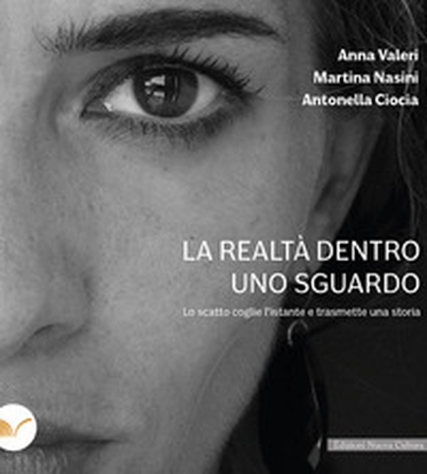 La realtà dentro uno sguardo. Lo scatto coglie l'istante e trasmette una storia - Librerie.coop La realtà dentro uno sguardo. Lo scatto coglie l'istante e trasmette una storia - Librerie.coop