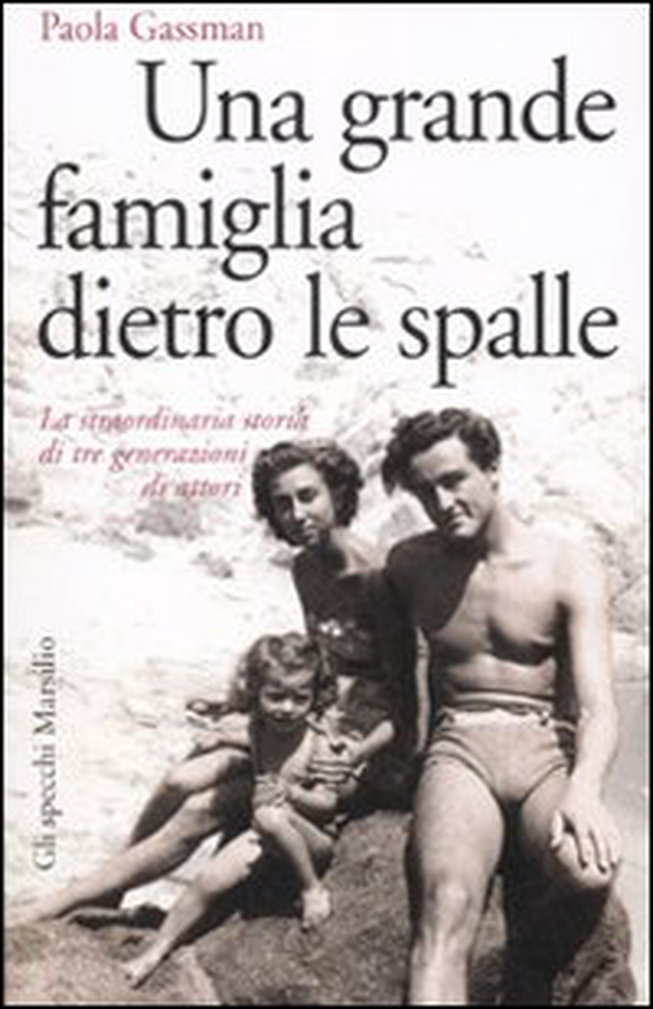Una grande famiglia dietro le spalle. La straordinaria storia di tre generazioni di attori - Librerie.coop Una grande famiglia dietro le spalle. La straordinaria storia di tre generazioni di attori - Librerie.coop