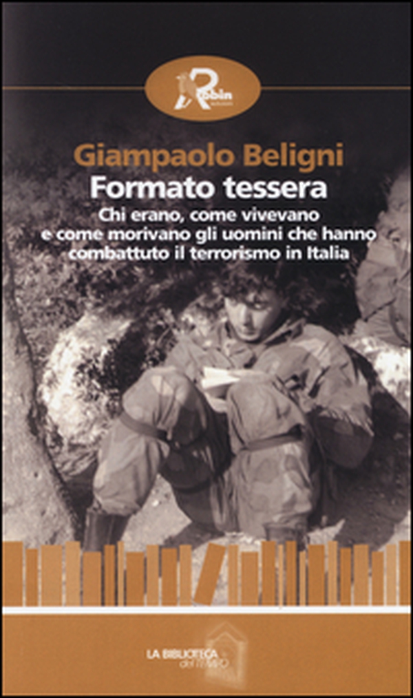 Formato tessera. Chi erano, come vivevano e come morivano gli uomini che hanno combattuto il terrorismo in Italia - Librerie.coop Formato tessera. Chi erano, come vivevano e come morivano gli uomini che hanno combattuto il terrorismo in Italia - Librerie.coop